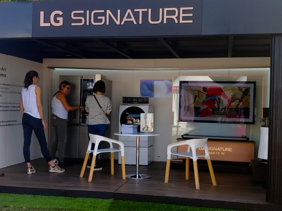LG전자가 LPGA 메이저 골프대회인 '에비앙 챔피언십'에서 초프리미엄 'LG 시그니처' 마케팅에 나섰다. 골프클럽에 설치된 LG 시그니처 제품을 대회 관계자와 갤러리들이 살펴보고 있다. /사진제공=LG전자