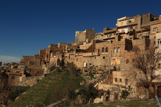 성채처럼 높고 튼튼하게 지은 마르딘 구시가지의 집들.