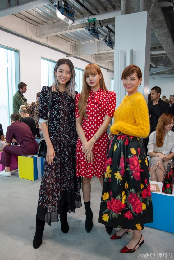 (왼쪽부터)모델 아이린, 블랙핑크 리사, 일본 모델 혼다 츠바사 /사진제공=마이클 코어스