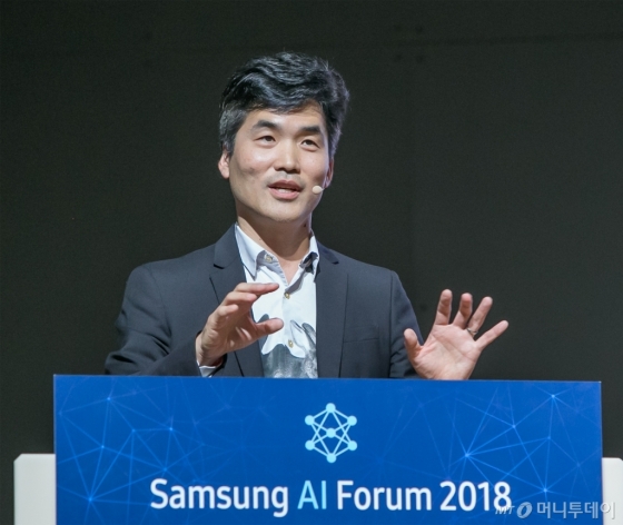 13일 삼성전자 서울R&D캠퍼스에서 열린 '삼성 AI 포럼 2018'에서삼성전자 세바스찬 승 부사장이‘현대적 관점에서의 컴퓨터와 뇌'를 주제로 발표하고 있다/사진제공=삼성전자