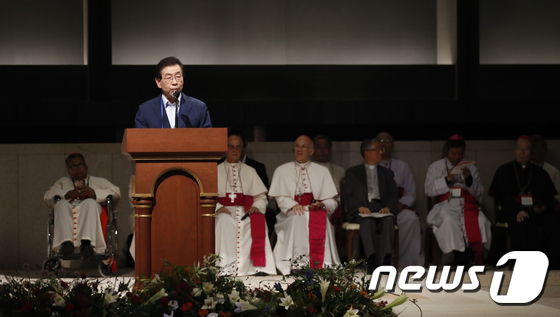 [사진]박원순 서울시장 '아시아 최초 천주교 국제순례길 승인을 축하합니다'