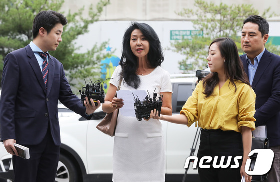 [사진]이재명 지사 스캔들 관련 입장 밝히는 배우 김부선