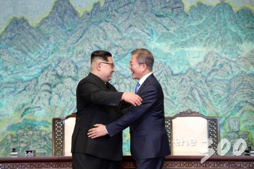 지난 4월27일 남북정상회담 당시 문재인 대통령과 김정은 국무위원장이 평화의 집 1층에서 공동선언문에 서명 후 포옹을 하고 있다. /사진=한국공동사진기자단
