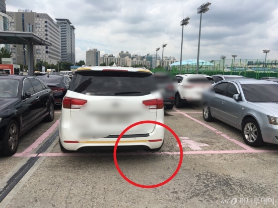 서울 양천구 공영주차장에 주차된 차량. 주차선을 크게 침범해 차량을 세울 수 없도록 했다./사진=제보자