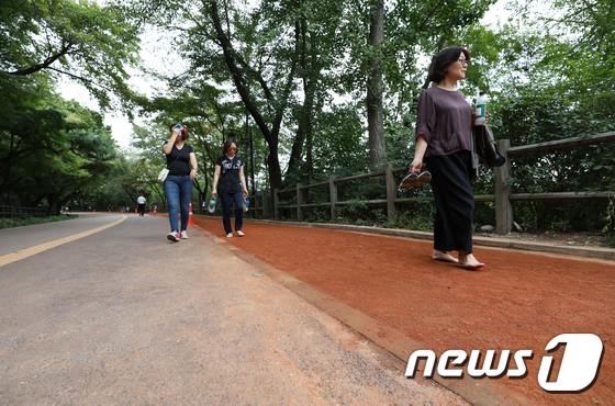 [사진]'남산 천연 황톳길 걸어요'