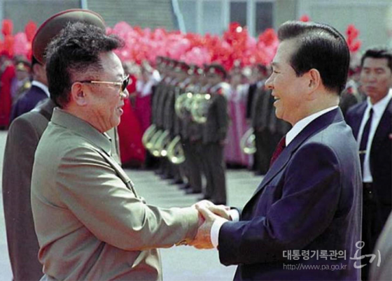 분단 55년만에 처음으로 손을 맞잡은 남북 정상. 김대중 대통령과 김정일 북한 국방위원장 /사진=대통령기록관 