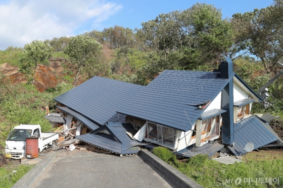 6일 진도 6.7의 강진이 발생한 홋카이도 아쓰마 마을에 산사태로 파괴된 가옥의 모습. © AFP=뉴스1