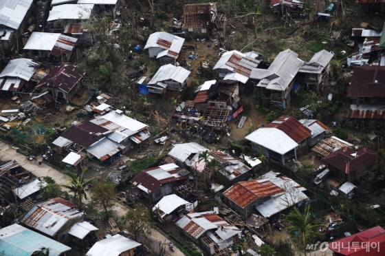 16일(현지 시각) 필리핀 가타란 지역의 주택들이 수퍼 태풍 '망쿳'이 몰고 온 강풍으로 부서져 있다. '망쿳'은 15일 필리핀을 강타한 데 이어 이날 홍콩과 중국 남부지역까지 덮쳤다. © AFP=뉴스1