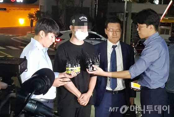 아이돌 그룹 카라 출신 구하라(27)씨의 남자친구 A씨가 17일 오후 서울 강남경찰서에 출두하고 있다. /사진=뉴스1