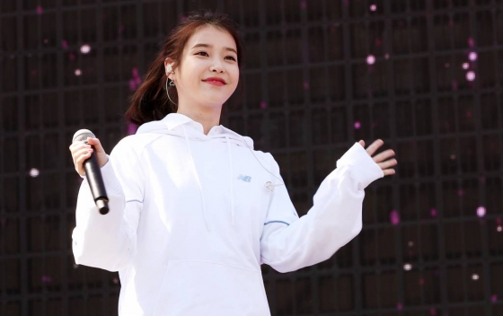 가수 아이유가 서울 영등포구 여의도공원에서 진행된 뉴발란스 '2018 런 온 서울' 애프터 콘서트에서 멋진 무대를 선보이고 있다.