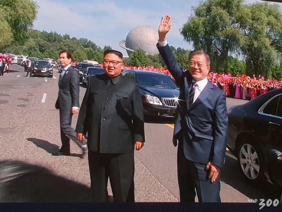 [사진]文대통령-김정은, 평양 시내 카퍼레이드