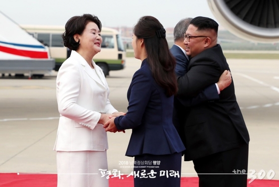 문재인 대통령과 김정운 북한 국무위원장이 18일 평양국제비행장에서 만나 포옹을 하고 있다./사진=평양공동취재단