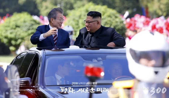 문재인 대통령과 김정은 북한 국무위원장이 18일 평양 시내에서 함께 카퍼레이드를 하며 대화를 나누고 있다/사진=평양공동취재단