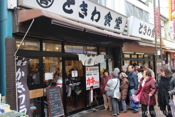 일본 도쿄 스가모지장거리상점가의 한 식당 앞에서 노인들이 대기하고 있는 모습. 고령화사회로 접어든 일본은 인력난을 겪고 있다.
