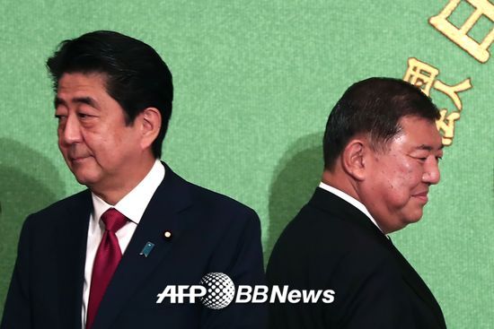 아베 신조 일본 총리(왼쪽)과 이시바 시게루 자민당 전 간사장. /AFPBBNews=뉴스1