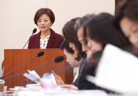 진선미 여성가족부장관 후보자가 20일 오전 서울 여의도 국회에서 열린 인사청문회에 출석해 모두발언을 하고 있다.