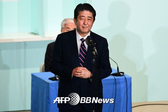 아베 신조 일본 총리가 20일 자민당 총재선거 결과를 기다리면서 연설하고 있는 모습. /AFPBBNews=뉴스1