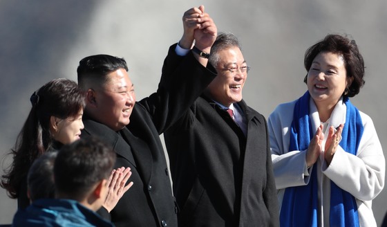 20일 오전 문재인 대통령과 김정은 북한 국무위원장이 백두산 정상에 올라 손을 잡고  천지를 내려다 보고 있다. / 사진제공=뉴스1