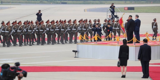 2018 남북정상회담을 위해 18일 오전 평양 순안공항에 도착한 문재인 대통령이 김정은 국무위원장과 함께 의장대를 사열하고 있다. / 평양사진공동취재단