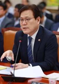 최종구 금융위원장이 21일 오전 서울 여의도 국회에서 열린 정무위원회 전체회의에서 의원들의 질의에 답하고 있다. 