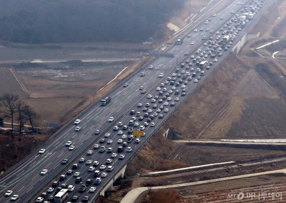 올해 설 연휴 당시 고속도로 위로 귀성차량들이 길게 늘어서 있다. 사진=홍봉진 기자.