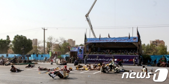 이란 아흐바즈에서 22일(현지시간) 군 퍼레이드 도중 무장 괴한의 총격 사건이 발생했다/AFPBBNews=뉴스1