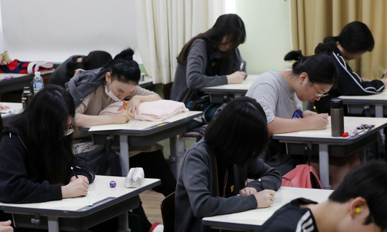 서울의 한 고등학교에서 3학년 학생들이 2018년 9월 수능 모의평가 시험을 치르고 있다.기사내용과 무관./사진=뉴스1