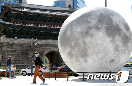 추석 연휴인 23일 서울 중구 숭례문 앞에 보름달 풍선이 전시돼 있다. /사진제공= 뉴스1