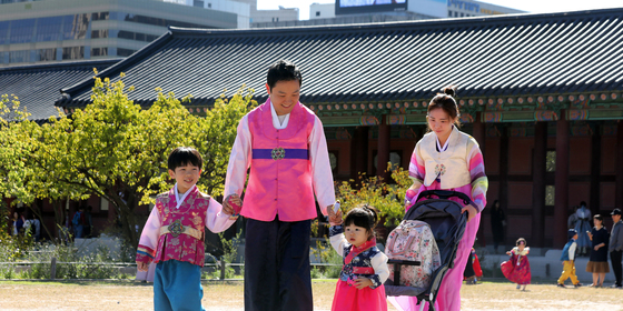  민족 최대 명절 추석인 24일 오후 서울 종로구 경복궁에서 한복을 곱게 차려입은 가족이 나들이를 하고 있다. /사진=뉴스1