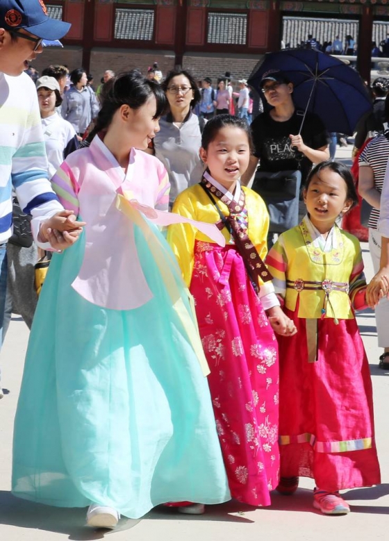 24일 오후 추석을 맞아 무료 개방된 서울 종로구 경복궁을 찾은 어린이들이 한복을 입고 걸어가고 있다./사진=뉴시스