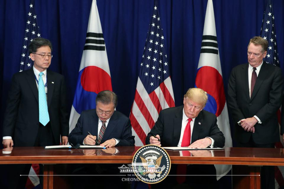  문재인 대통령과 도널드 트럼프 미국 대통령이 24일 오후(현지시간) 미국 뉴욕 롯데뉴욕팰리스호텔에서 열린 한미 자유무역협정(FTA) 서명식에서 공동성명서에 서명하고 있다. (청와대 페이스북) 2018.9.25/뉴스1  