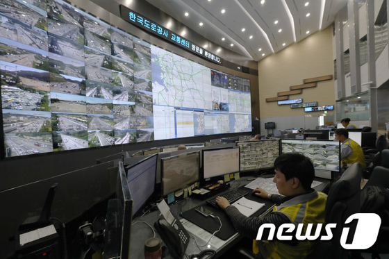 [사진]분주하게 돌아가는 한국도로공사 교통센터