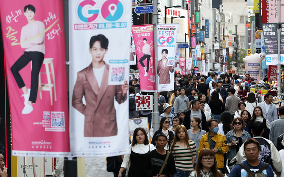코리아세일페스타 개막을 이틀 앞둔 26일 서울 명동거리에 쇼핑 축제를 알리는 현수막이 붙었다./사진=뉴스1