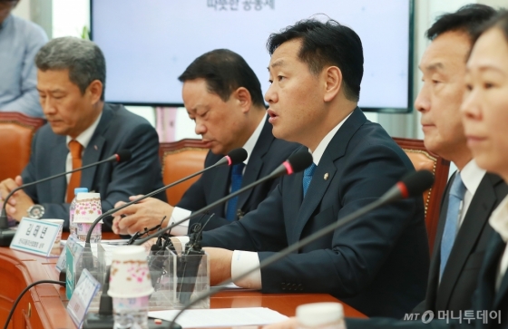 [사진]최저임금법 개정 관련 모두발언하는 김관영 원내대표