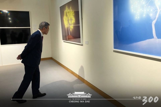 주 유엔한국대표부 내 갤러리에 걸린 그림을 감상하는 대통령/청와대 제공