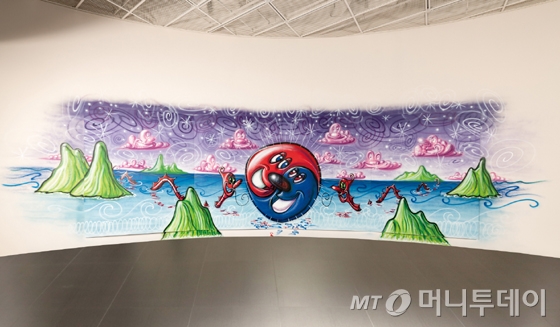 케니 샤프가 이번 전시를 위해 특별히 제작한 벽화 작품 'Dragon serpents adore Korea!'(2018)/사진제공=롯데뮤지엄