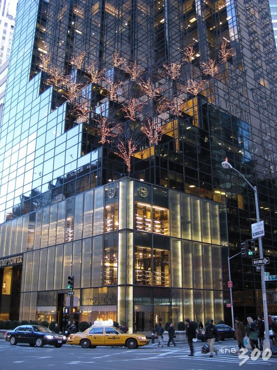 뉴욕 이스트 56th street(길 건너편)에서 본 트럼프타워 전경/위키피디아