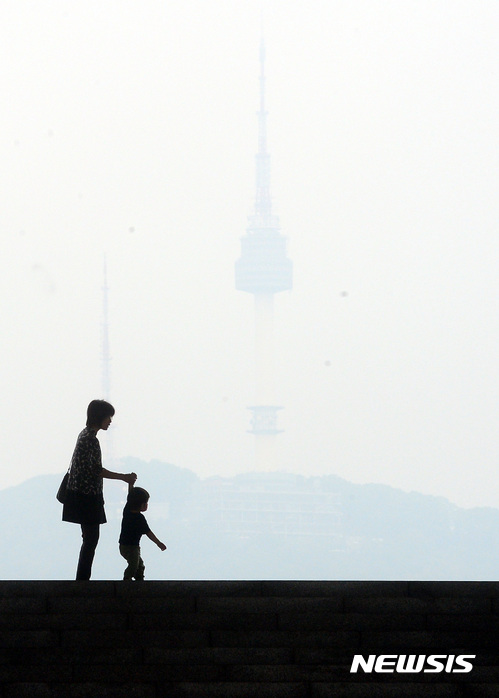 서울 용산구 국립중앙박물관에서 엄마와 아이가 손을 잡고 걷고 있다.(사진은 기사내용과 관련없음)/사진=뉴시스