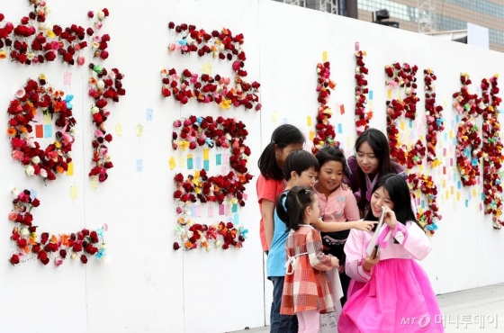지난해 10월9일 서울 광화문광장에 설치된 571돌 한글날 시민 꽃 바치기 조형물. /사진=머니투데이