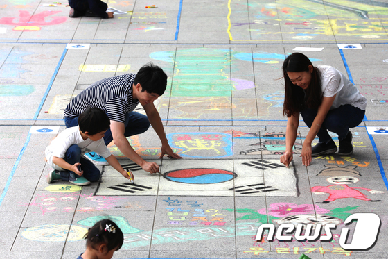 지난해 10월9일 서울 국립중앙박물관에 모인 가족이 한글날을 기념하는 그림을 분필로 그리고 있다. /사진제공= 뉴스1