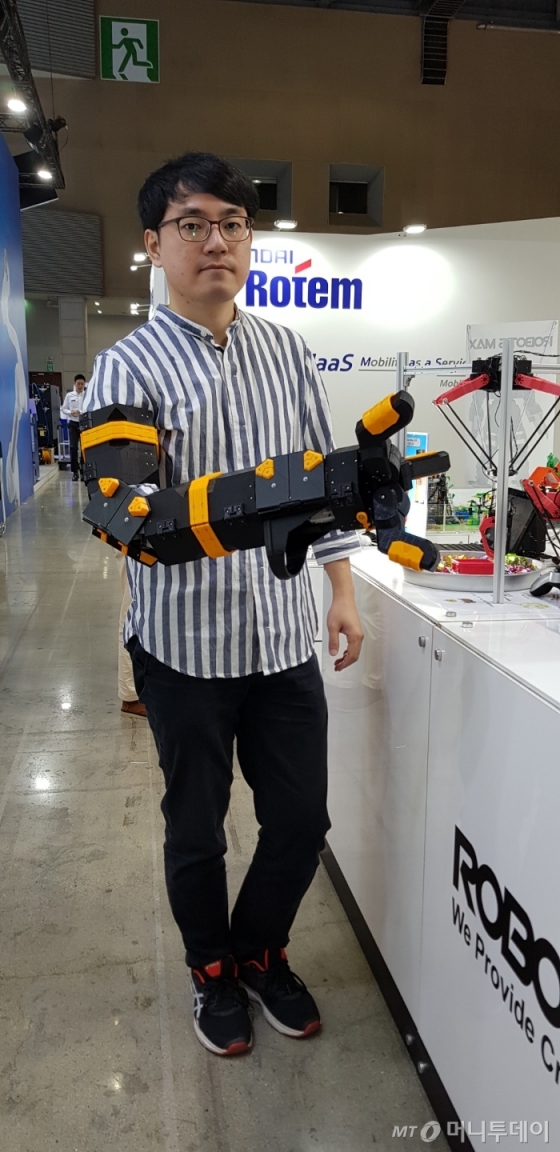 김장호 로보티즈(Robotis) 연구원이 개발한 '암 백'(ARM BAG)을 착용한 모습/사진=이정혁 기자