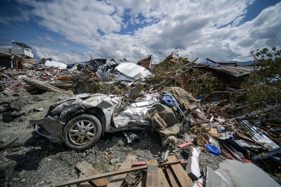  지난 8일(현지시간) 지진과 쓰나미가 지나간 뒤 인도네시아 술라웨시 섬 페토보 지역의 쓰레기더미 사이에 부서진 자동차의 잔해가 보인다./사진=AFPBBNews=뉴스1