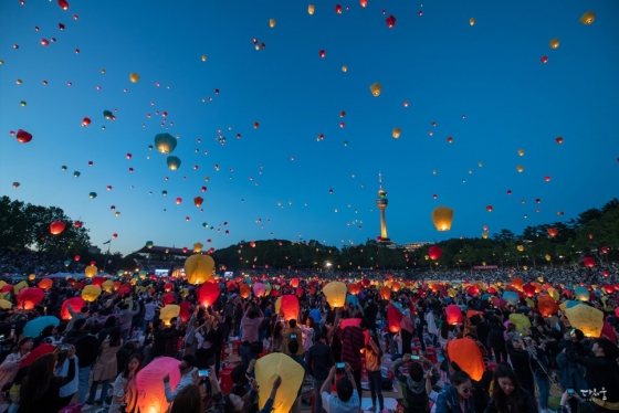 지난 5월 대구시에서 열린 '형형색색 달구벌 관등놀이'의 일환으로 진행된 풍등 행사에서 참가자들이 띄운 수 천 개의 풍등이 밤하늘로 날아오르고 있다. /사진=대구시