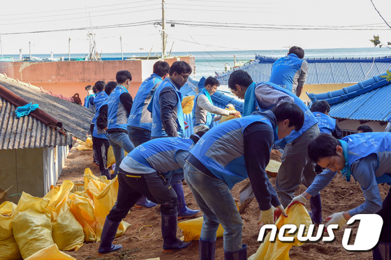 [사진]태풍 '콩레이' 피해복구 나선 행안부 직원들