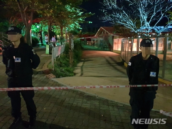 지난달 18일 오후 5시쯤 대전시 중구 오월드 동물원에서 퓨마 '뽀롱이'가 탈출한 가운데 경찰이 출입을 통제하고 있다. /사진제공= 뉴시스