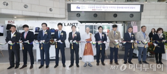 한국공항공사는 김포공항 60주년을 맞아 지역경제 활성화와 일자리 창출을 도모하기 위해 소상공인들의 육성과 지원 차원에서 '소상공인 판로지원 홍보관'을 개관했다고 12일 밝혔다. 이날 행사에는 관계자들과 함께 김포공항 인근 지역주민들도 참석했다. /사진=한국공항공사