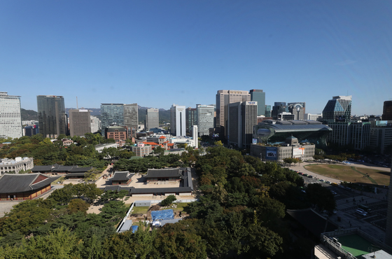 청명한 가을날씨를 보인 11일 오전 서울 덕수궁 일대에 파란 하늘이 펼쳐져 있다. /사진=뉴스1