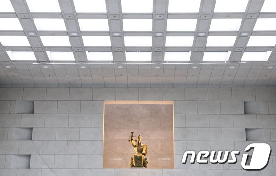 서울 서초 대법원 안 정의의 여신상. 2018.1.22/뉴스1 © News1 신웅수 기자