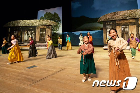 [사진]크라운-해태 주최 '제14회 창신제'서 공연하는 아리랑 친구들