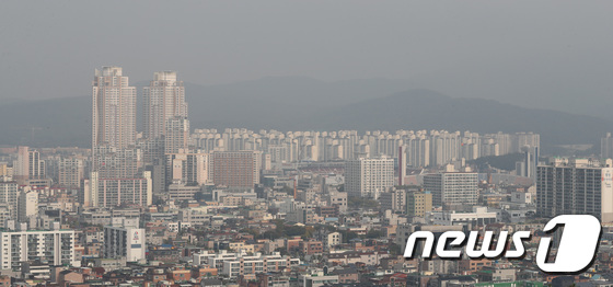 미세먼지가 '나쁨' 수준을 보인 15일 오전 경기도 수원시 일대의 하늘이 뿌옇다. /사진= 뉴스1